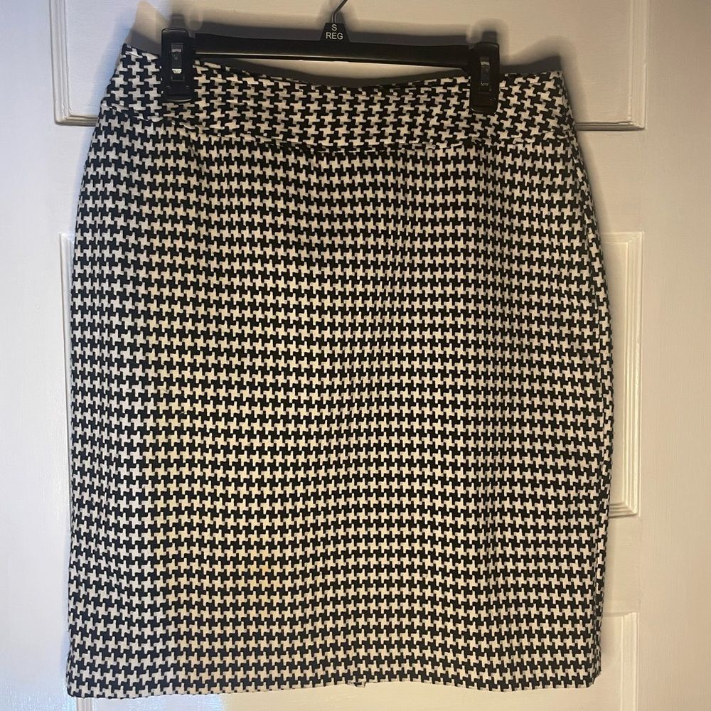 Worthington Classy Black and White Print lined skirt Size 12